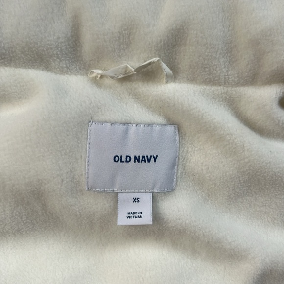 Puffer Vest. Off-White color. Old Navy. Size XS - Picture 3 of 6